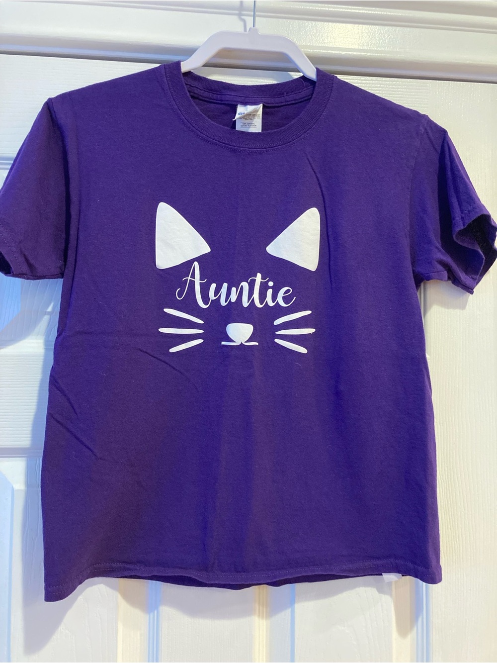 ⭐️⭐️ Gildan Purple Tee with White Cat Face and "Auntie" Script - size S/M